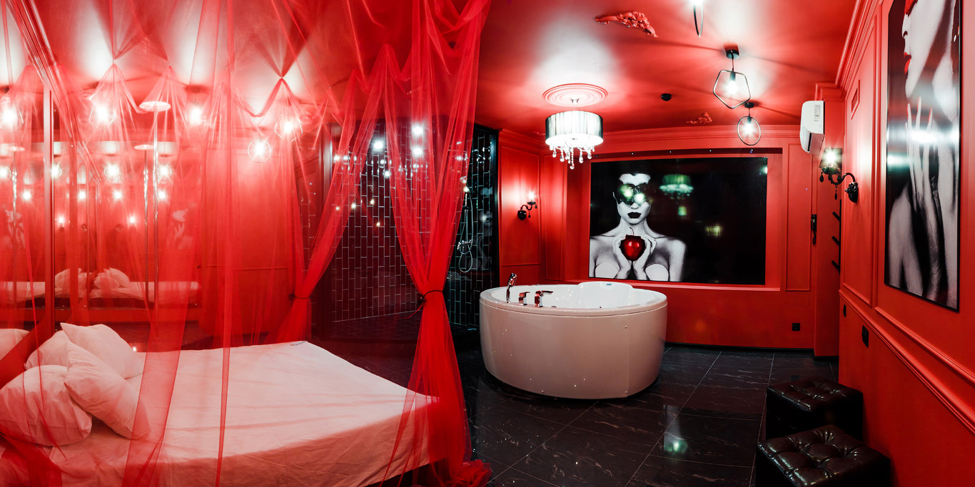 Красивая японка в необычных очках устроила красивый стриптиз на полу комнаты с красными стенами 
